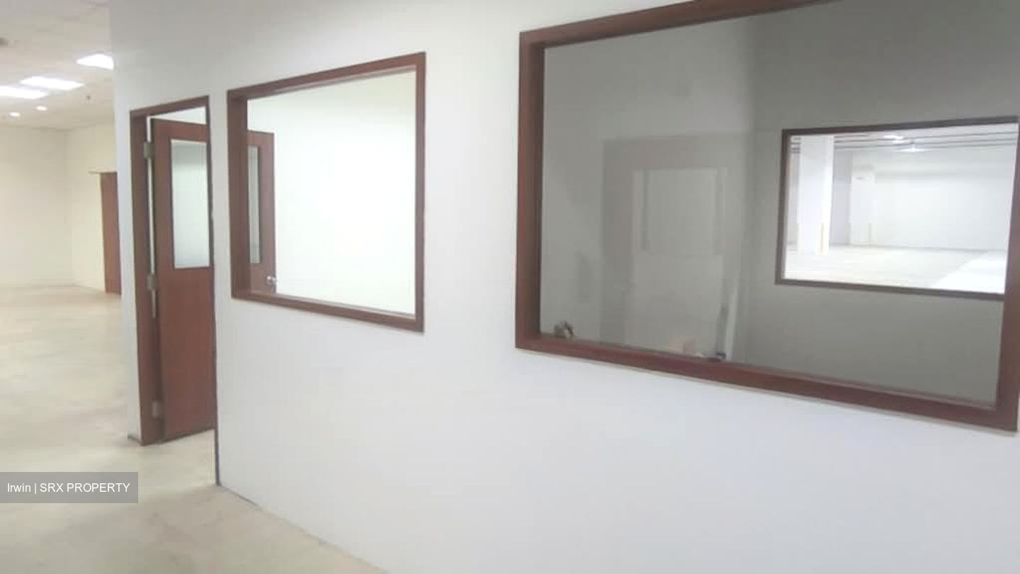 Toh Guan Road (D22), Warehouse #558748181